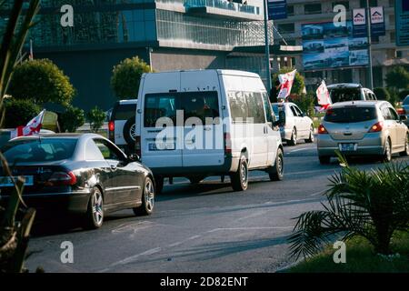 Batumi. Georgia - 12 ottobre 2020: Corsa politica con le vetture e le bandiere Foto Stock