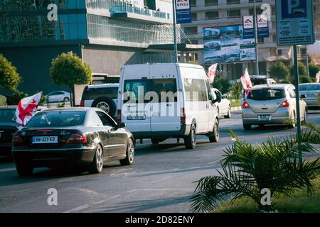 Batumi. Georgia - 12 ottobre 2020: Corsa politica con le vetture e le bandiere Foto Stock