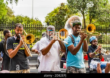 Musicista di strada nel centro di New Orleans, LA, Stati Uniti Foto Stock