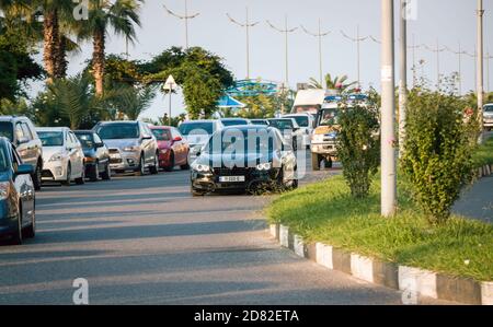 Batumi. Georgia - 12 ottobre 2020: Auto BMW sulla strada di Batumi Foto Stock