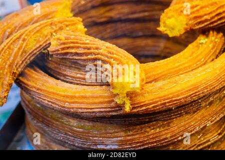 Tradizionale deliziosi dessert turchi; anello dessert, halka tatli Foto Stock