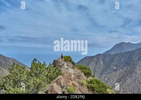 Escursioni attraverso il paesaggio panoramico di montagna a la Gomera, Spagna. Escursionista in montagna a la Gomera, Spagna. Vista dalle montagne sull'oceano. Foto Stock