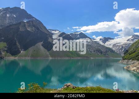 Bella vista del lago di alta montagna vicino Kaprun.Hike al Mooserboden diga in Austriaco Alps.Quiet relax in nature.wonderful paesaggio naturale Foto Stock