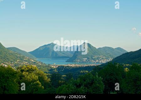 Splendida vista panoramica di Lugano con il Monte San Salvatore e il Monte San Giorgio sullo sfondo di Lopagno a Capriasca, Svizzera Foto Stock