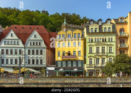 Karlovy Vary, Repubblica Ceca-12 settembre 2020. Vista di case colorate e edifici tradizionali in ceco famosa spa city.Romantic architettura di Foto Stock