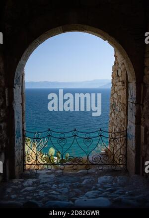 Balcone ad arco sul mare di Nauplia dalla fortezza di Palamidi, Grecia Foto Stock