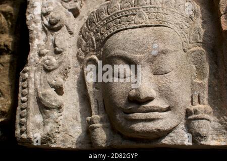 Primo piano della bella statua di Buddha in pietra nel tempio di costruzione di Angkor Wat a Siem Reap, Cambogia Foto Stock