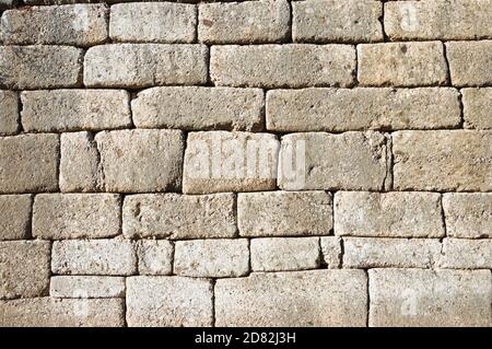 Parete ciclopea del Tesoro di Atreo o Tomba di Agamemnon all'antica Micene caratterizzata dall'uso di massicce pietre di forma irregolare e di siz Foto Stock