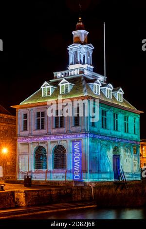 Animazione "100 Solutions to reverse climate change" di ben Sheppee proiettata sulla Dogana House, King's Lynn. Foto Stock