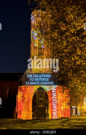 Animazione "100 Solutions to reverse climate change" di ben Sheppee proiettata sulla Greyfriars Tower, King's Lynn. Foto Stock