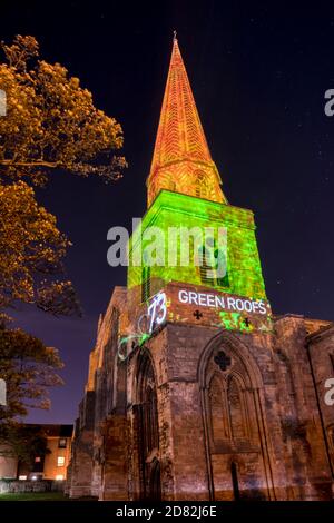 L'animazione Drawdown '100 Solutions to reverse climate change' di ben Sheppee proiettata sulla cappella di San Nicola, King's Lynn. Foto Stock