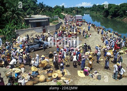 Mercato rurale sulla strada per Cap Haitien, Haiti Foto Stock