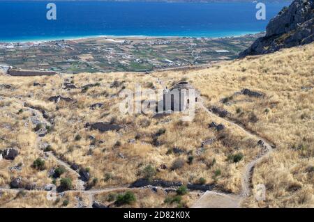 Rovine sopra la moschea sull'Acrocorinto, l'acropoli dell'antica Corinto, la costa e il mare, la Grecia Foto Stock