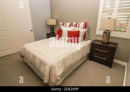Camera con letto, cuscini a gettata, supporti e lampade Foto Stock