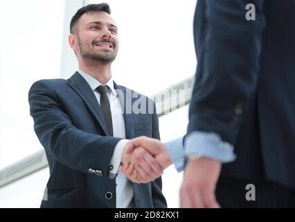 Stretta di mano del business partner dopo un favorevole accordo commerciale Foto Stock