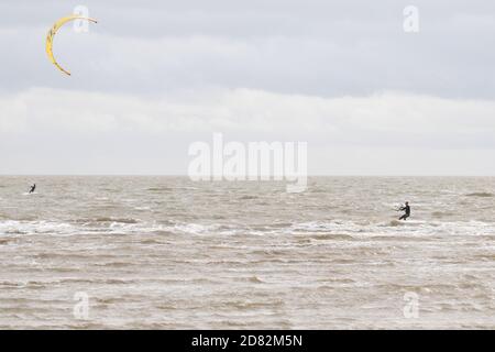 Kite surf su martello Beach, Clacton-on-Sea, Essex, Regno Unito Foto Stock