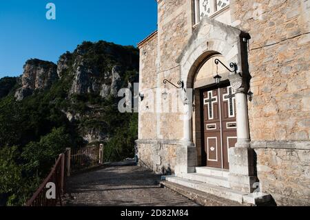 chiesa di Agios Ioannis Prodromos nella gola del fiume Loussios, Dimitsana, Arcadia, Peloponneso, Grecia Foto Stock