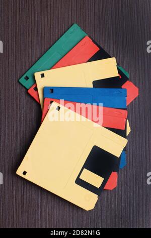 Retro floppy disk colorati stack su sfondo di legno tavolo Foto Stock