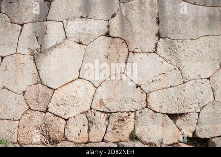 Parete ciclopea di oracle Delphi - Grecia - caratterizzata da l'uso di massi di forma e dimensioni irregolari di passaggio Foto Stock