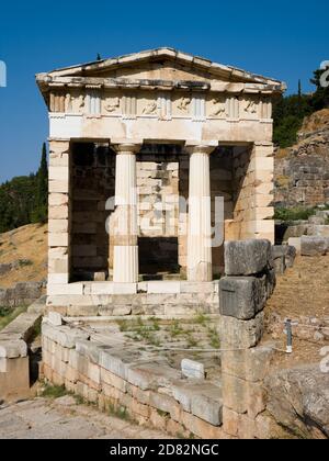 La ricostruzione del Tesoro ateniese nel Santuario di Apollo a Delfi, in Grecia Foto Stock