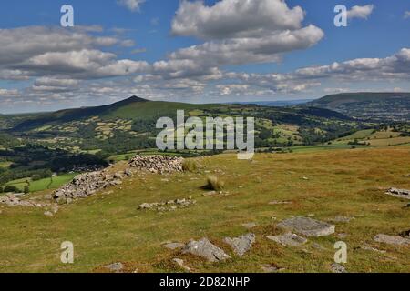 Una vista dalla cima della Table Mountain sopra la città di Crickhowell guardando verso il Pan di zucchero nel Brecon Beacons, Powys, Galles. Table Mountain è un fl Foto Stock