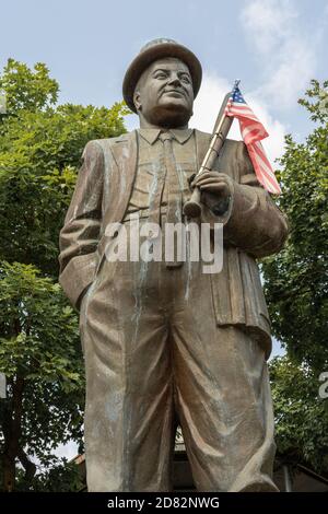 Patterson, NJ - 14 settembre 2020: Dettaglio della statua commemorativa di Lou Costello di Deidre Zahkjkewycz chiamata 'Lou's on First' dopo la popolare commedia rout Foto Stock