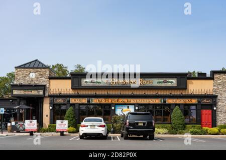 Clifton, NJ - 15 settembre 2020: Gli interni dello Shannon Rose Irish Pub hanno mobili e decorazioni importate dall'Irlanda e offrono oltre 40 diversi whi Foto Stock