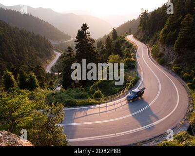 Paesaggio per strada tortuosa di montagna con pick-up in Grecia Foto Stock