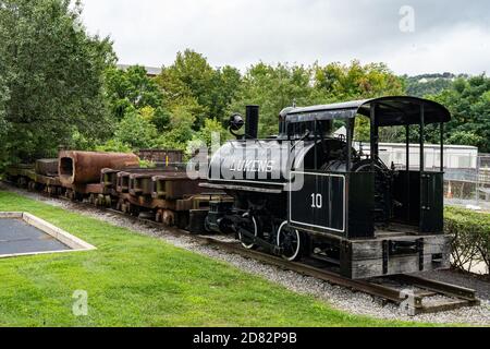 Coatesville, PA - 2 settembre 2020: La locomotiva in acciaio Lukens n. 10 è una locomotiva a scartamento ridotto 0-4-0T costruita nel 1911 esposta al National Iron & Steel Heritage Mu Foto Stock