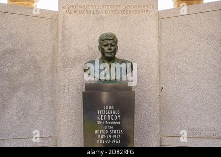 Atlantic City, NJ - 6 ottobre 2020: Questo busto del presidente Kennedy dell'artista Evangelos Frudakis è stato scolpito e dedicato nel 1964 e siede sul boardwa Foto Stock