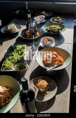 Nel ristorante italiano è possibile gustare piatti e vini italiani Foto Stock