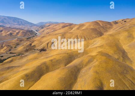 Vista aerea delle colline erbose lungo la faglia di San Andreas vicino a Gorman, California Foto Stock