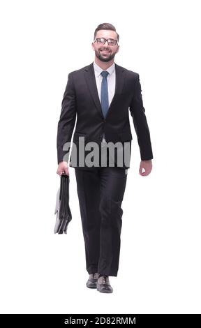 vista posteriore. uomo d'affari con valigetta in pelle che si fa avanti Foto Stock