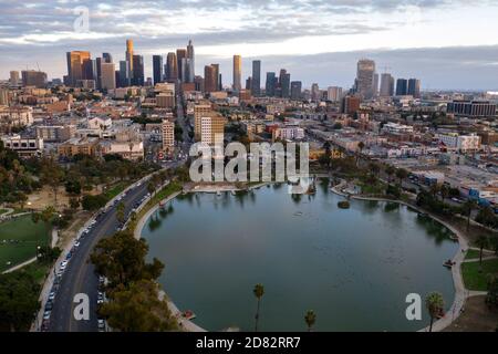 Vista aerea sul lago MacArthur Park vicino al centro di Los Angeles, California Foto Stock