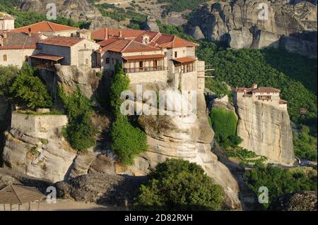 Il Sacro Monastero del Grande Meteoron sullo sfondo Moni Agias Varvaras Roussanou, Grecia Foto Stock