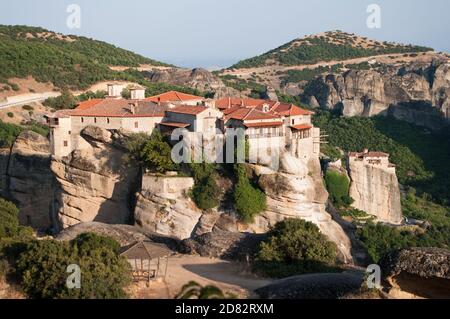 Il Sacro Monastero del Grande Meteoron sullo sfondo Moni Agias Varvaras Roussanou, Grecia Foto Stock