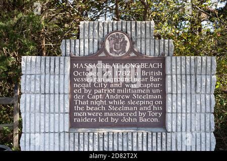Barnegat Light, NJ - 15 ottobre 2020: Questo monumento situato all'ingresso del Barnegat Lighthouse state Park descrive il massacro di Long Beach nel 17 Foto Stock