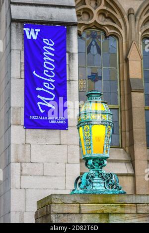 Le lanterne gotiche e i banner di benvenuto sono appesi negli edifici delle biblioteche Suzzallo e Allen dell'Università di Washington, nel campus principale, WA-USA Foto Stock