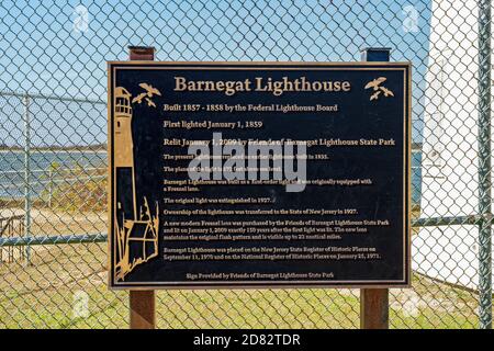 Barnegat Light, NJ - 15 ottobre 2020: Questo segno che racconta la storia e le informazioni sul faro di Barnegat si trova accanto al faro al Barn Foto Stock