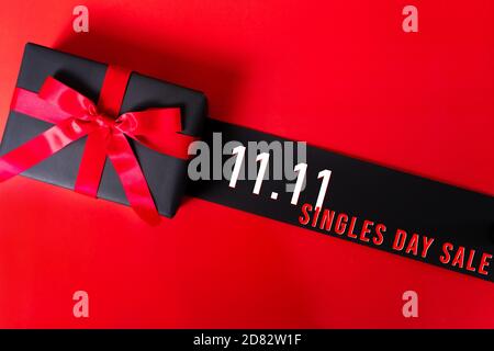 11.11 concetto di vendita in un solo giorno, confezione regalo nera per lo shopping online Foto Stock