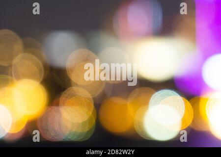 Colorato bokeh di luci della città Foto Stock
