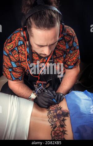 L'artista del tatuaggio progetta un tatuaggio Foto Stock