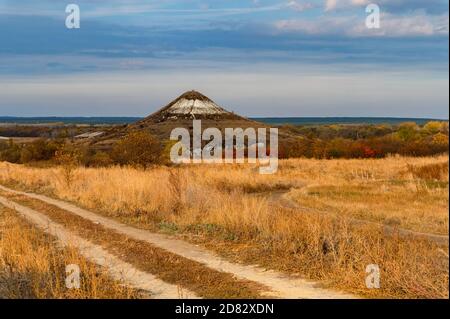 Vista in lontananza della collina di chalk butte in autunno Foto Stock