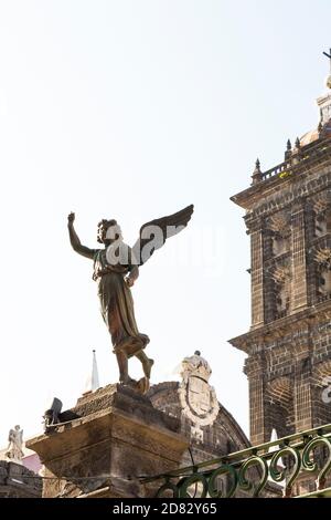 Statua dell'Angelo e la Cattedrale della città di Puebla, Messico Foto Stock