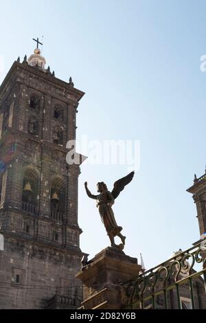 Statua dell'Angelo e la Cattedrale della città di Puebla, Messico Foto Stock