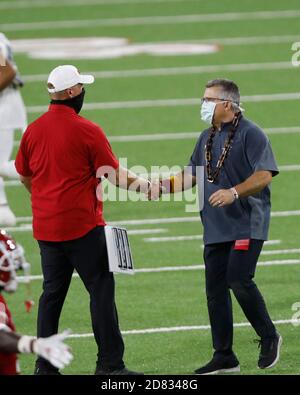 Fresno, CALIFORNIA, Stati Uniti. 24 Ott 2020. L'allenatore principale dei Warriors delle Hawaii Todd Graham scuote le mani con il capo allenatore dei Bulldogs dello stato di Fresno Kalen DeBoer dopo la loro vittoria sui Bulldogs dello stato di Fresno allo stadio Bulldog di Fresno, California, sabato 24 ottobre 2020. Hawaii Beat Fresno St. 34-19. Credit: David McIntyre/ZUMA Wire/Alamy Live News Foto Stock