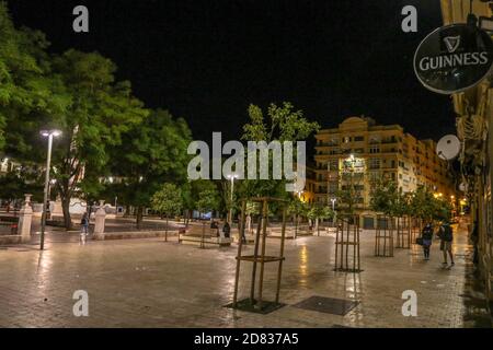 26 ottobre 2020: 27 ottobre 2020 (Malaga) seconda notte di coprifuoco in Spagna e il calendario vietato al commercio, ospitalità e cittadini è dalle 23 ore di notte alle 6 del mattino per fermare il coronavirus fino al 9 maggio 2021 dal governo spagnolo credito: Lorenzo Carnero/ZUMA Wire/Alamy Live News Foto Stock