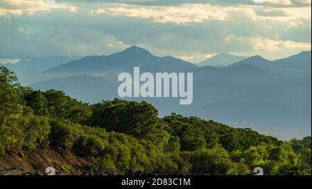 Kamchatka. Vista della collina di Vilyuchinsky dal passo Avachinsky Estate Foto Stock