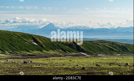 Kamchatka. Vista del passo Avachinsky dalla valle alla collina di Vilyuchinskaya. Estate Foto Stock