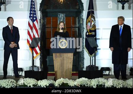 Washington, Stati Uniti. 26 Ottobre 2020. Il giudice Amy Coney Barrett parla come presidente Donald Trump e suo marito Jesse Barrett si prendono cura di dopo aver preso il giuramento costituzionale per diventare una giustizia della Corte Suprema, alla Casa Bianca a Washington, DC lunedì 26 ottobre 2020. Oggi Barrett è stato confermato dal Senato, 52-48, in sostituzione del defunto Ruth Bader Ginsburg. Foto di Kevin Dietsch/UPI. Credit: UPI/Alamy Live News Foto Stock